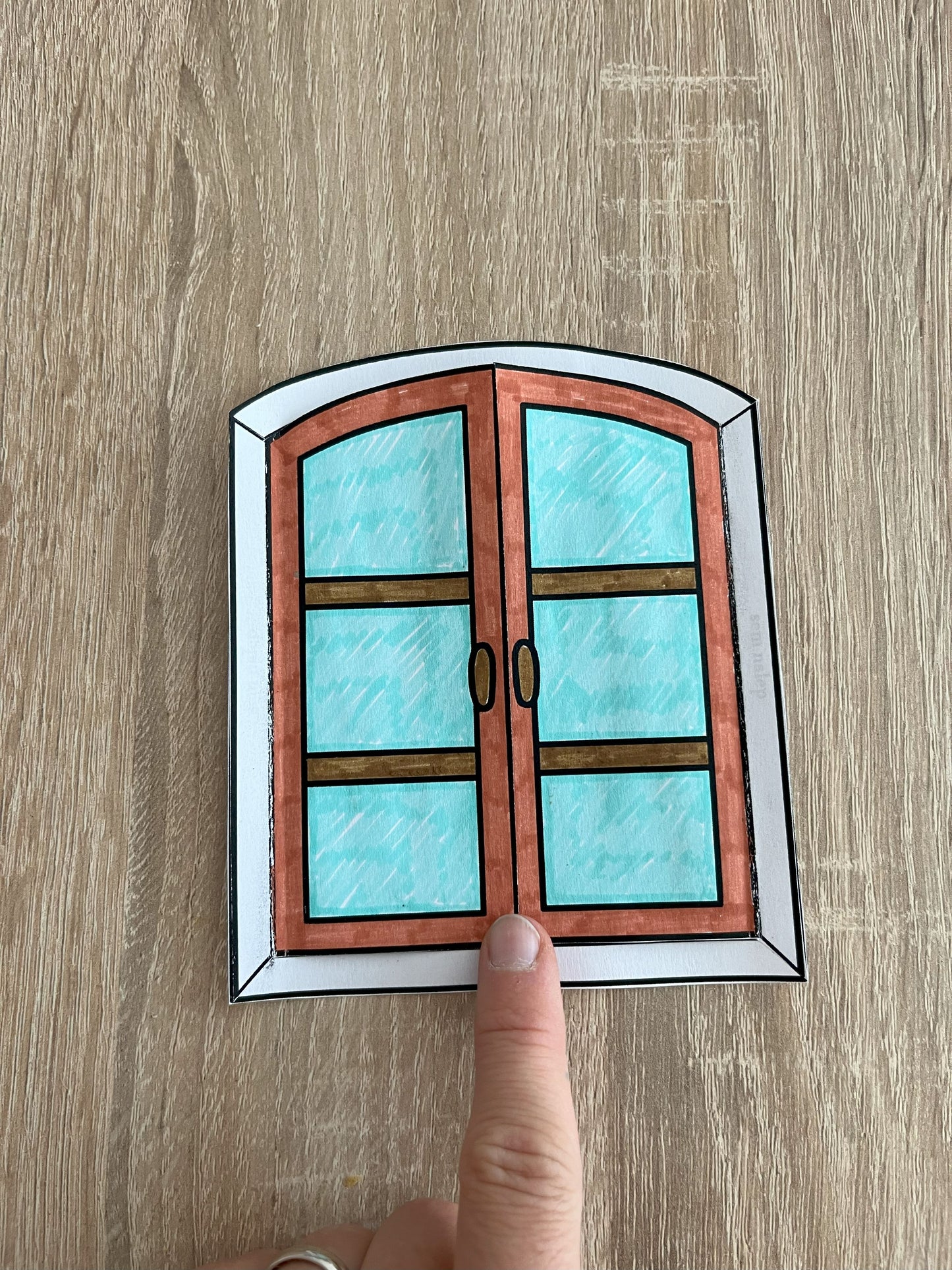Kdo se skrývá za oknem?
